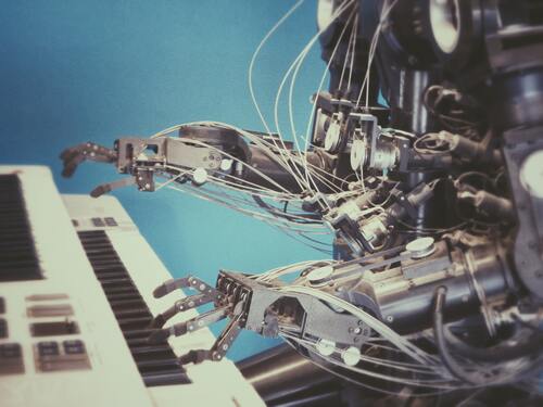 robot plays keyboard